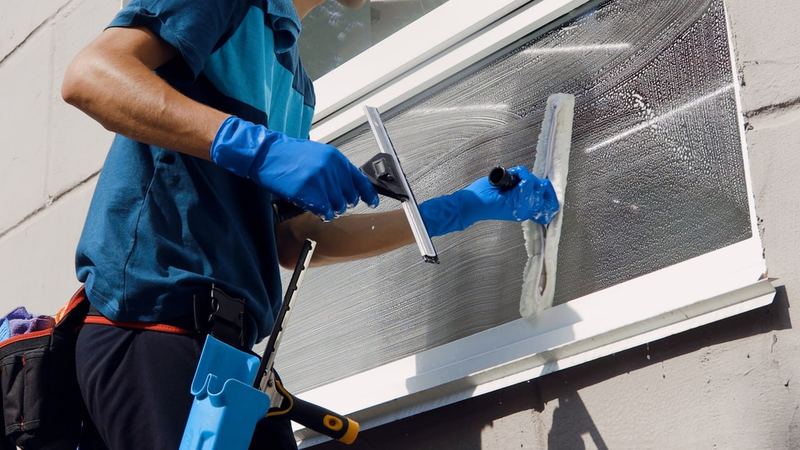Fensterreinigung mit Abzieher, Nahaufnahme